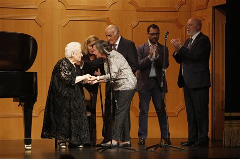 Medalla de Oro a Purita de la Riva