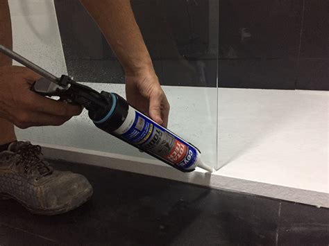 sellado de silicona en mampara de ducha