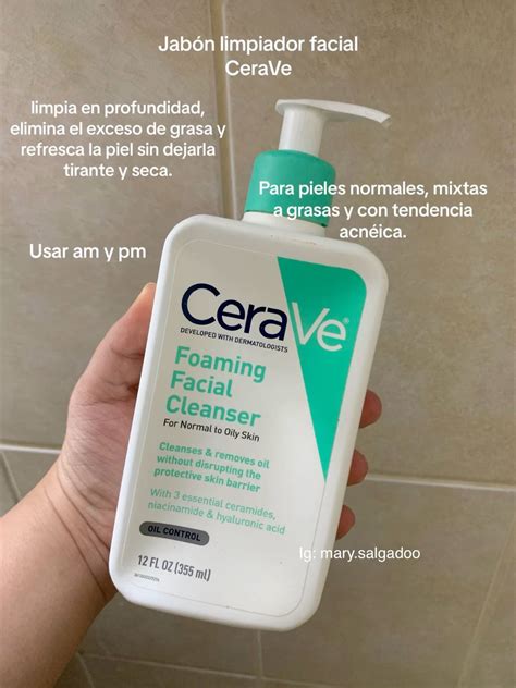 Diagrama ilustrando los pasos para usar el jabón líquido facial