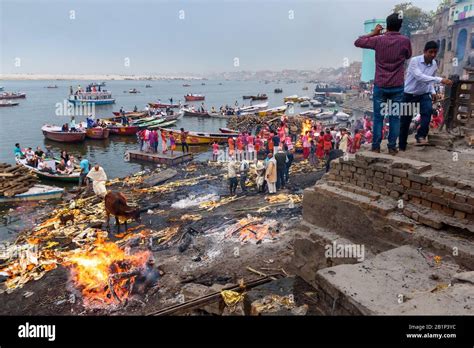 Hogueras funerarias en Manikarnika Ghat, Varanasi