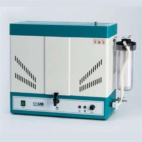 Equipo de laboratorio con agua destilada