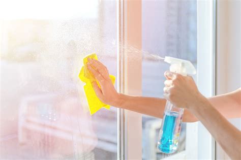 Limpieza de ventanas con agua destilada