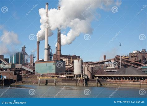 Fábrica de acero con chimeneas