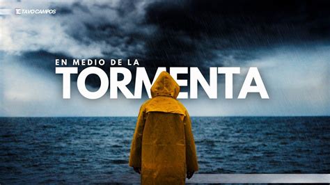 Una persona rezando en medio de una tormenta