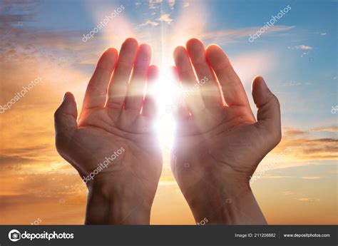 Manos unidas en oración con una luz suave