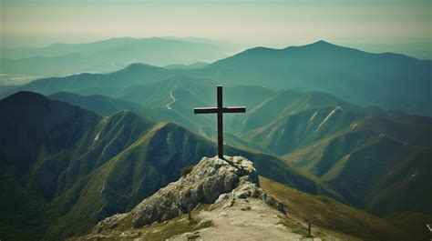 Una cruz en una montaña al amanecer