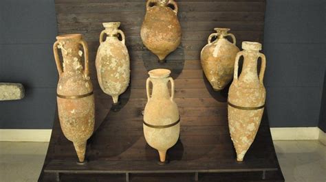 Detalle de ánforas antiguas encontradas en un pecio