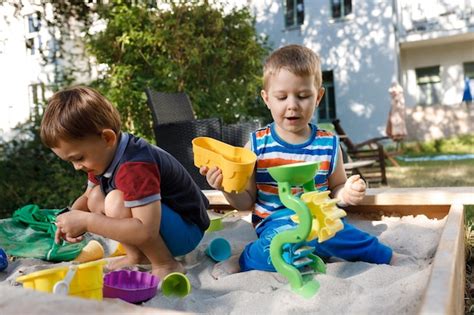Niños jugando en un arenero infantil limpio y seguro