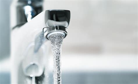 Agua cristalina fluyendo de un grifo