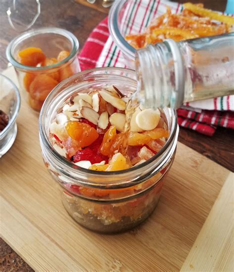 Frutas y especias variadas para macerar