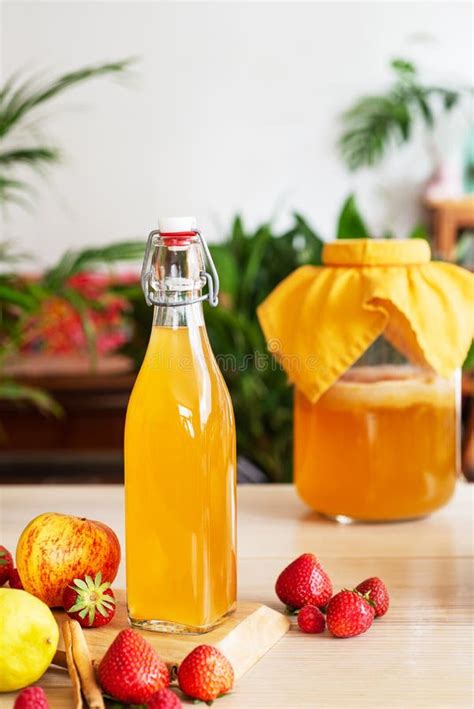 Botella de vidrio con hierbas y frutas macerando