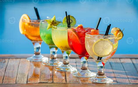 Varios cócteles coloridos en vasos