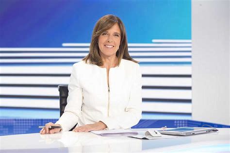 Fotografía de Ana Blanco presentando el Telediario