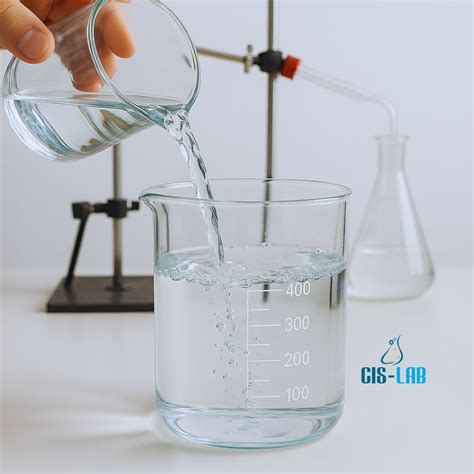 Iconos representando diversas aplicaciones del agua destilada