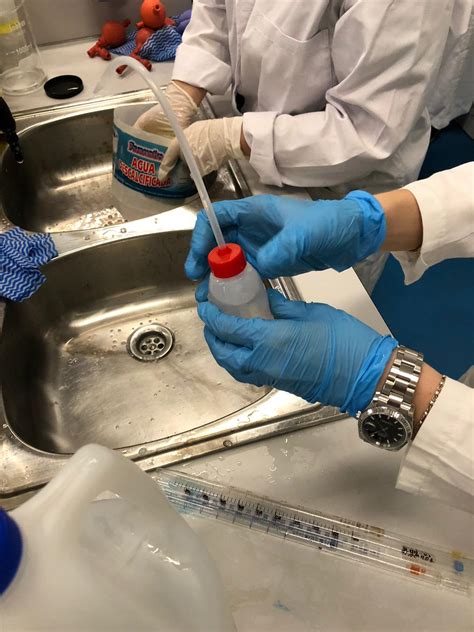 Material de laboratorio siendo enjuagado con agua destilada