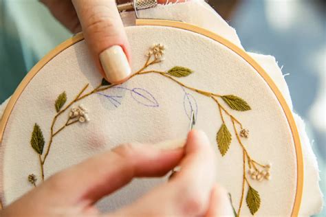 Mujeres bordando en un entorno rural