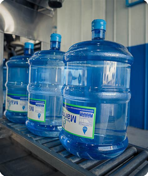 Envases de agua purificada Acofarma listos para su distribución
