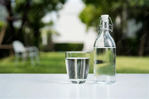 Botella de agua destilada y vaso de cerveza