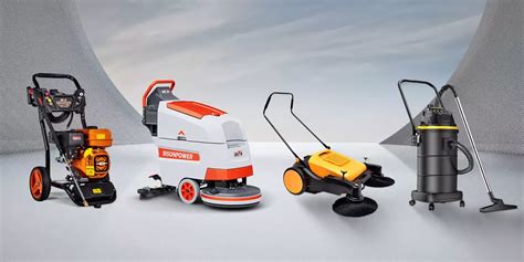 Equipo de limpieza industrial rociando agua sobre una superficie