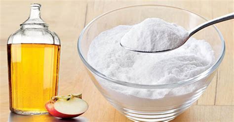 Bicarbonato de sodio y vinagre blanco en un bol con un cepillo de dientes