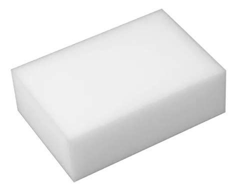 Persona usando un borrador de limpieza en la suela de una zapatilla Air Force 1