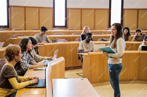 Profesora universitaria impartiendo una clase