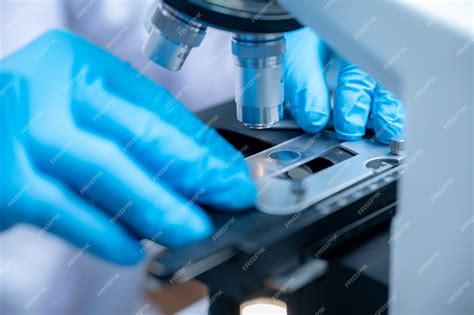 Microscopio analizando una muestra de agua