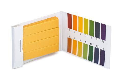 Papel tornasol mostrando un nivel de pH en el agua