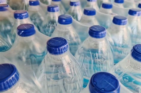 botellas de agua etiquetadas y empaquetadas en cajas