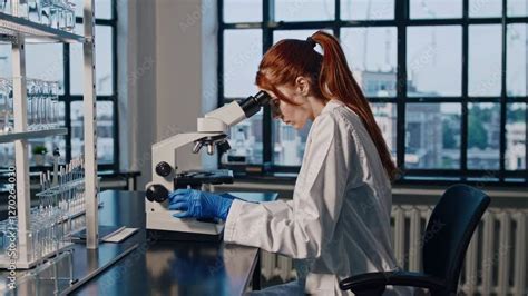 Microscopio observando embriones en laboratorio de FIV