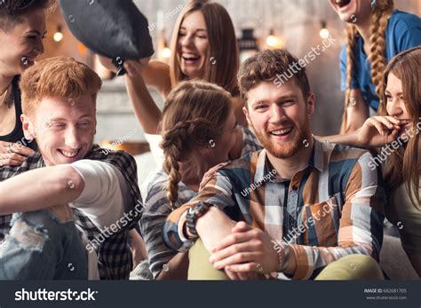 Un grupo de amigos riendo mientras se toman una selfie.