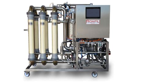 Una bodega moderna con equipos de filtración de vino