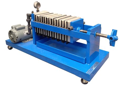 Un filtro prensa para vino en operación en una bodega