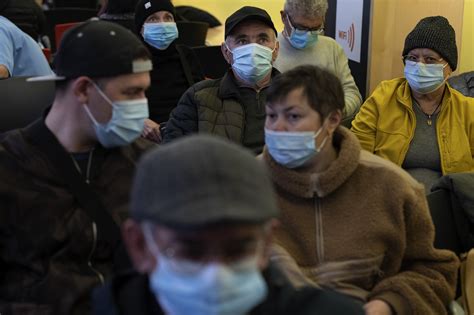 Personas quitándose mascarillas en un hospital