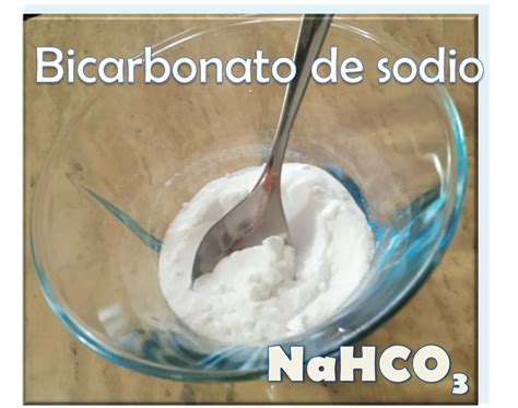 Bicarbonato de sodio en polvo y agua