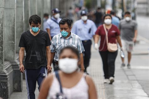 Ilustración de personas usando mascarillas en la calle