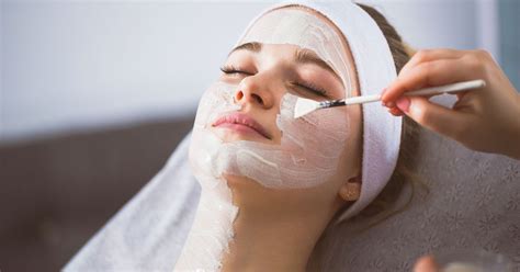 Mujer aplicando mascarilla facial