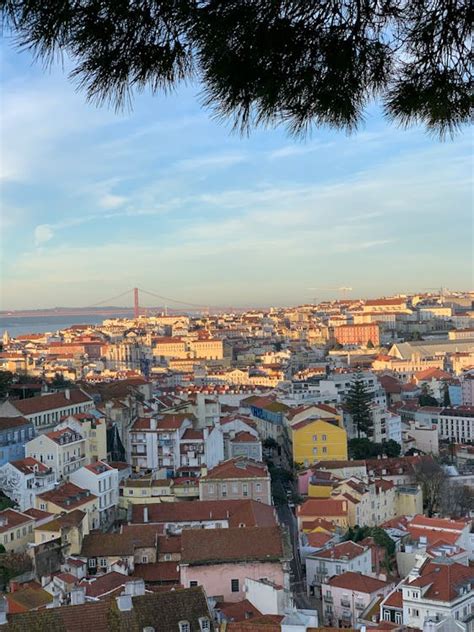 Vista panorámica de Lisboa con el tranvía