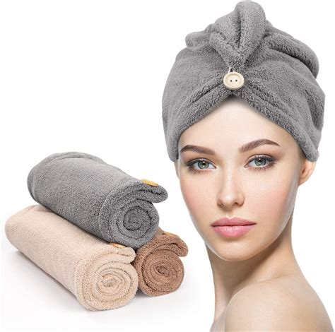 Mujer escurriendo el exceso de agua del cabello con una toalla de microfibra