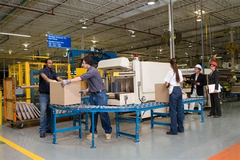 Emprendedores trabajando en una fábrica de mascarillas