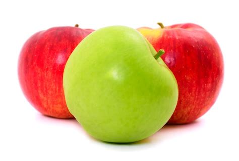 Manzanas verdes y rojas con gotas de vinagre