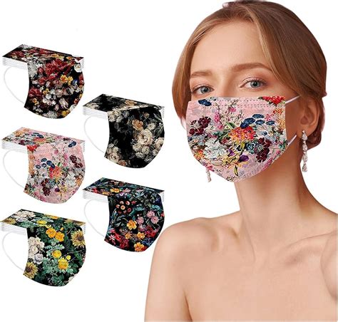 carpintero eligiendo mascarilla con diseño