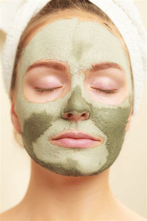 Mascarilla de arcilla aplicada en un rostro