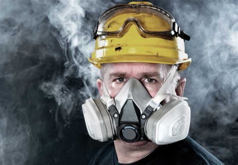 Persona usando una mascarilla P100 en un entorno industrial