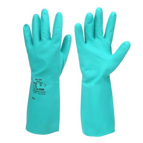 Manos con guantes de nitrilo resistentes a químicos