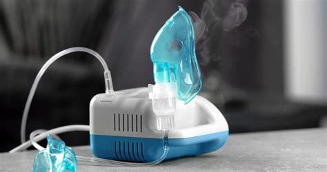 Imagen de un nebulizador en uso con una persona inhalando la niebla