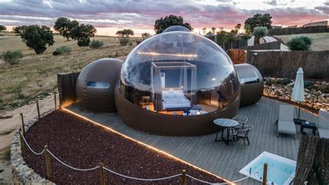 Paisaje nocturno con burbujas de alojamiento