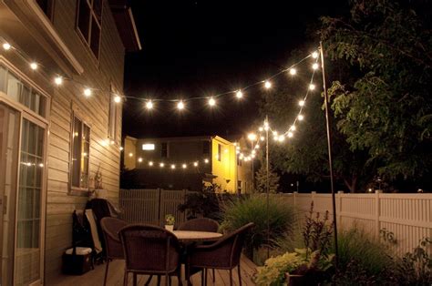 Guirnalda de luces cálidas iluminando una terraza por la noche