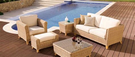 Conjunto de muebles de exterior de ratán sintético en un patio