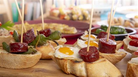 Pintxos variados en una barra de bar